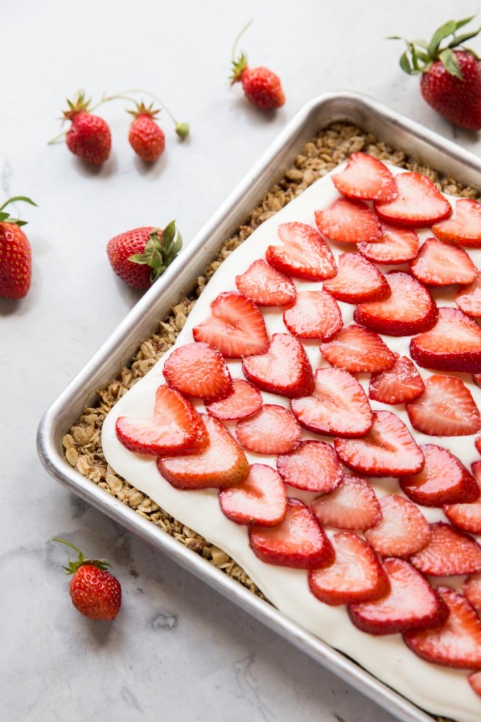 Strawberries and Cream Oat Bars • theVintageMixer.com #bars #strawberries #4thofJuly