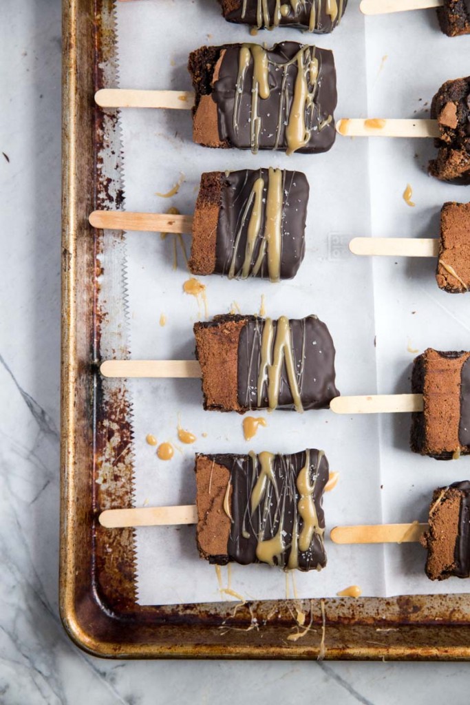 Freezer Friendly Salted Caramel Brownies on a Stick • theVintageMixer.com #cookbook #freezermeals #freezerrecipe