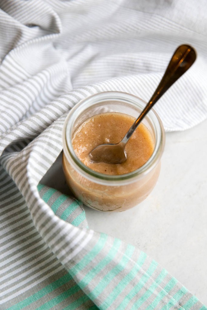 Freezer Friendly Slow Cooker Applesauce • theVintageMixer.com #cookbook #freezermeals #freezerrecipe