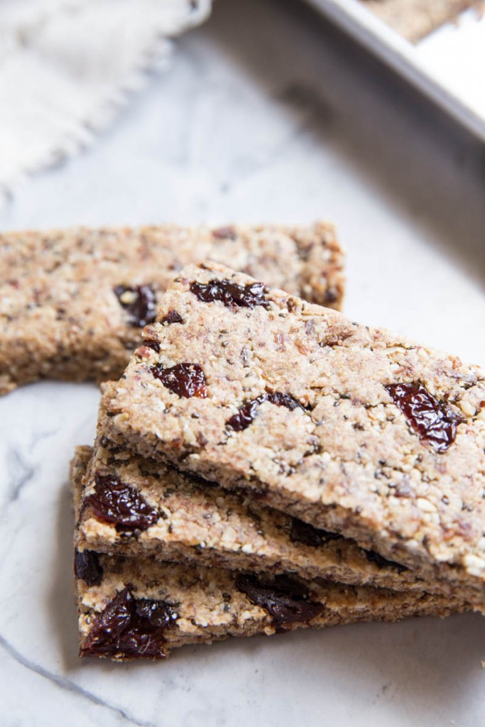 Healthy Oat and Nut Granola Bars • theVintageMixer.com #granolabars #healthyrecipe #bars