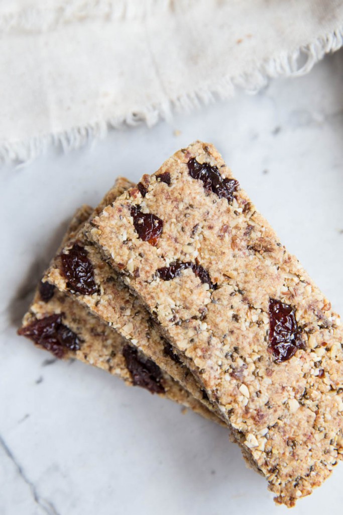 Healthy Oat and Nut Granola Bars • theVintageMixer.com #granolabars #healthyrecipe #bars