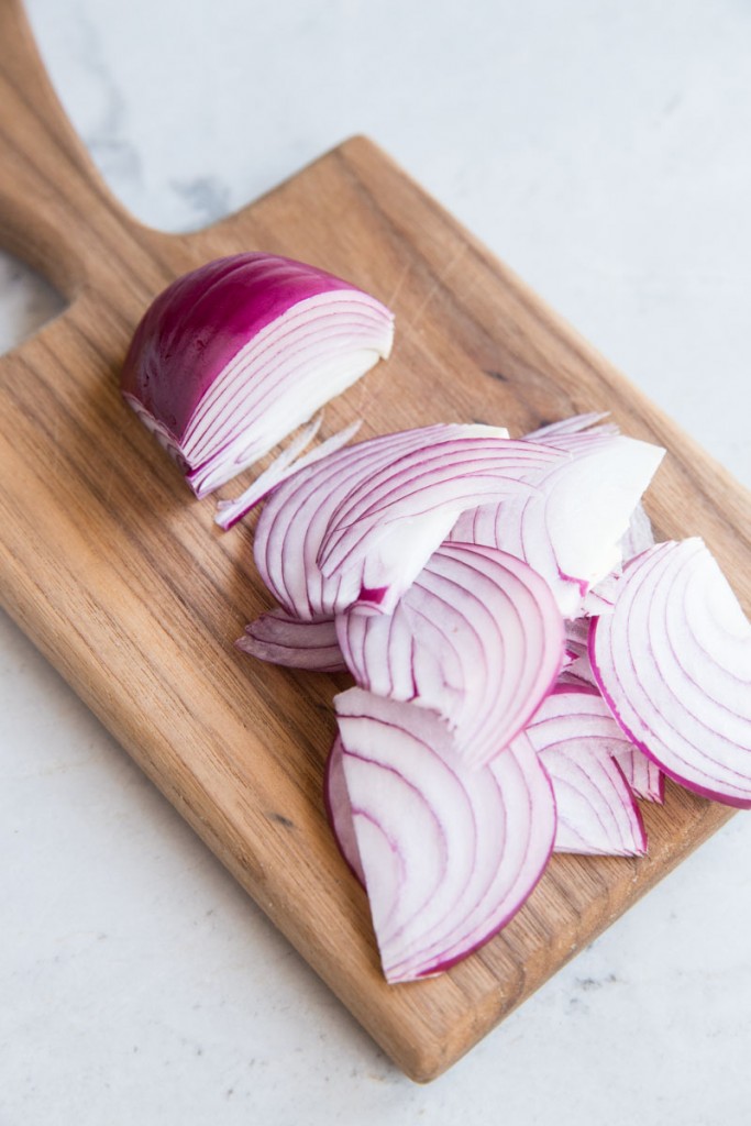 Easy Pickled Red Onions • theVintageMixer.com #pickling #preserving 