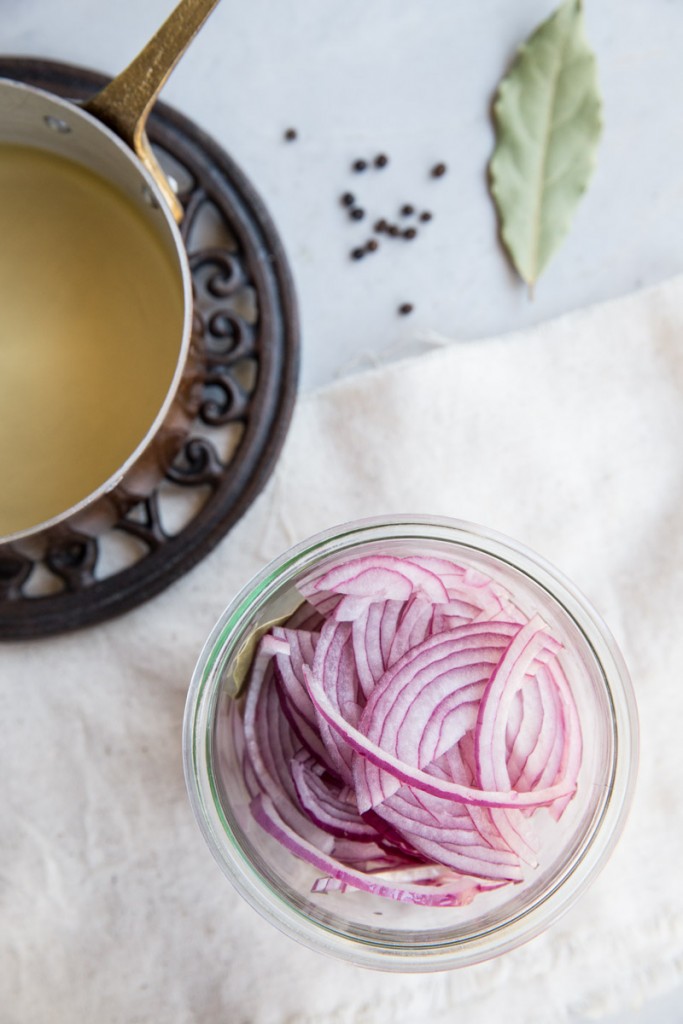 Easy Pickled Red Onions • theVintageMixer.com #pickling #preserving 