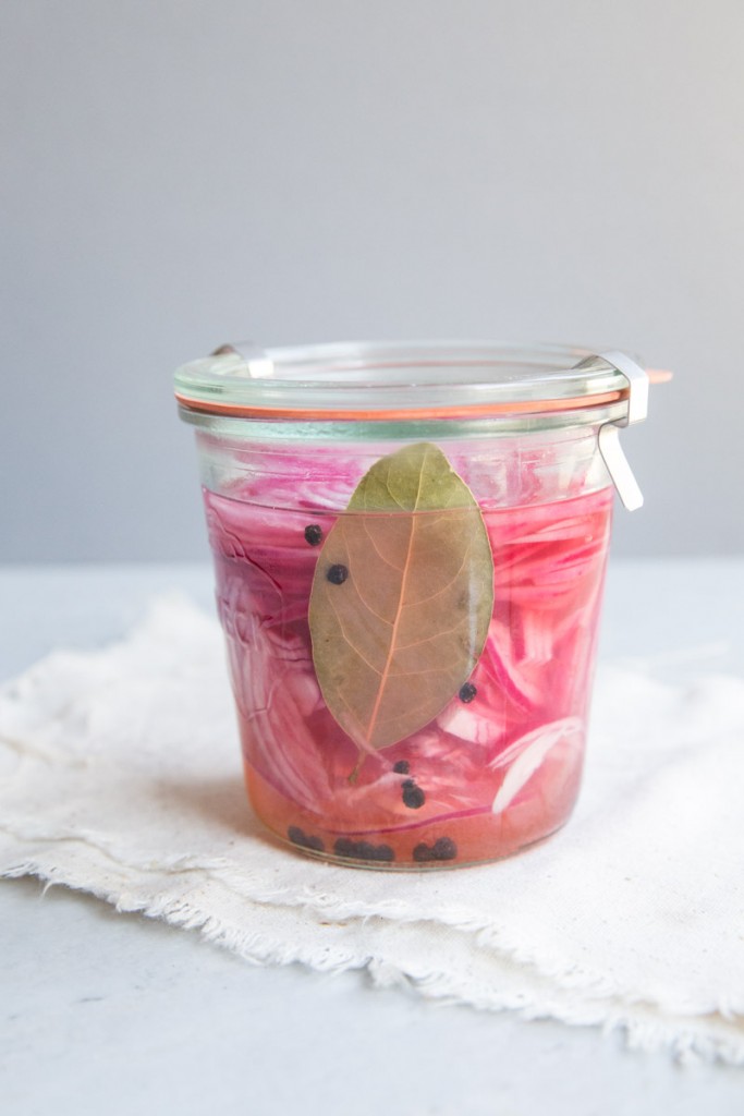 Easy Pickled Red Onions • theVintageMixer.com #pickling #preserving 