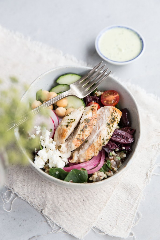 Chicken Gyro Bowl Recipe • theVintageMixer.com #gyros #bowlfood #chickenrecipe #quinoarecipe