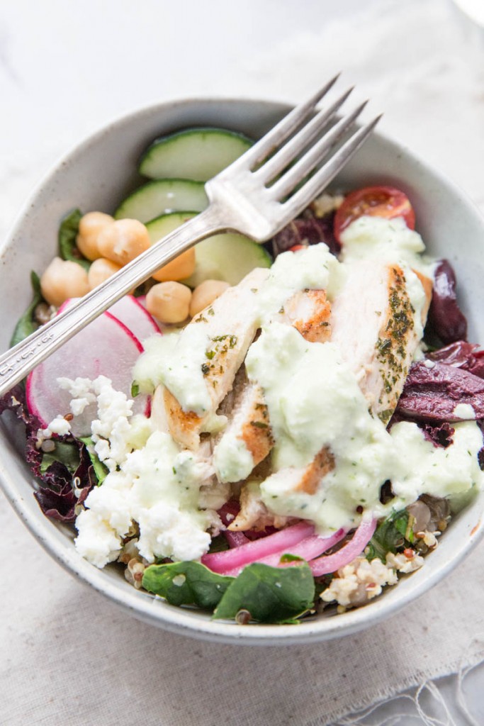 Chicken Gyro Bowl Recipe • theVintageMixer.com #gyros #bowlfood #chickenrecipe #quinoarecipe