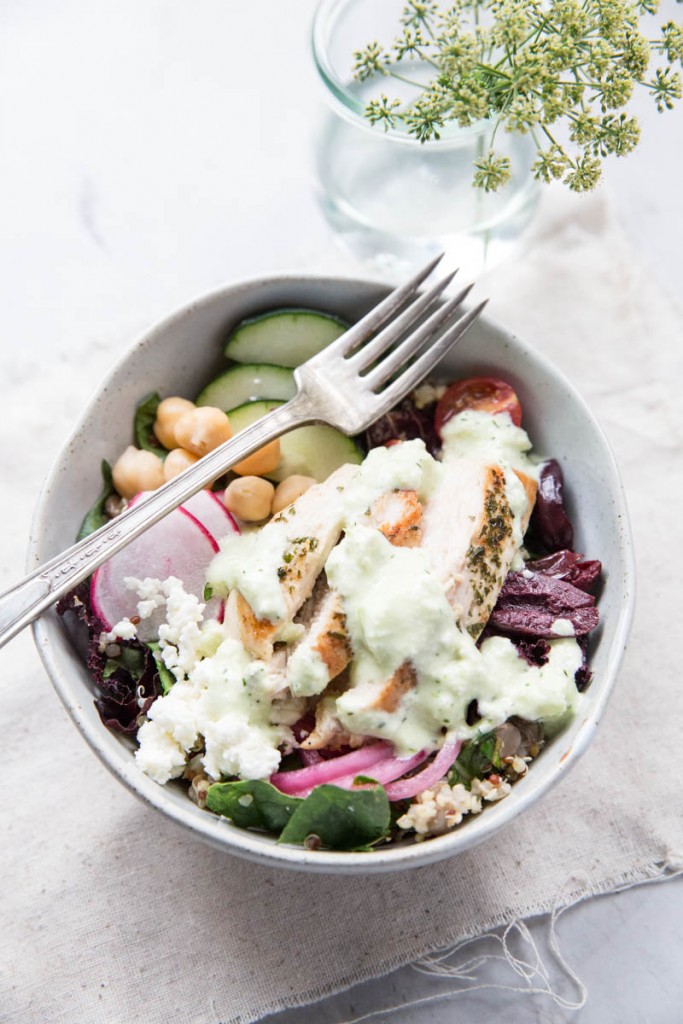 Chicken Gyro Bowl Recipe • theVintageMixer.com #gyros #bowlfood #chickenrecipe #quinoarecipe