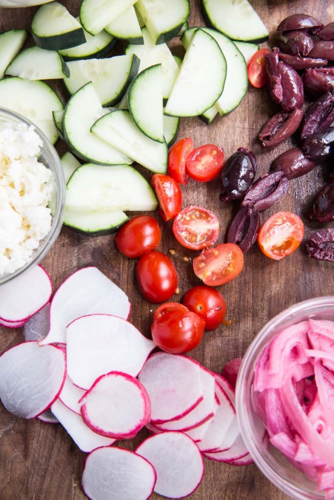 Chicken Gyro Bowl Recipe • theVintageMixer.com #gyros #bowlfood #chickenrecipe #quinoarecipe