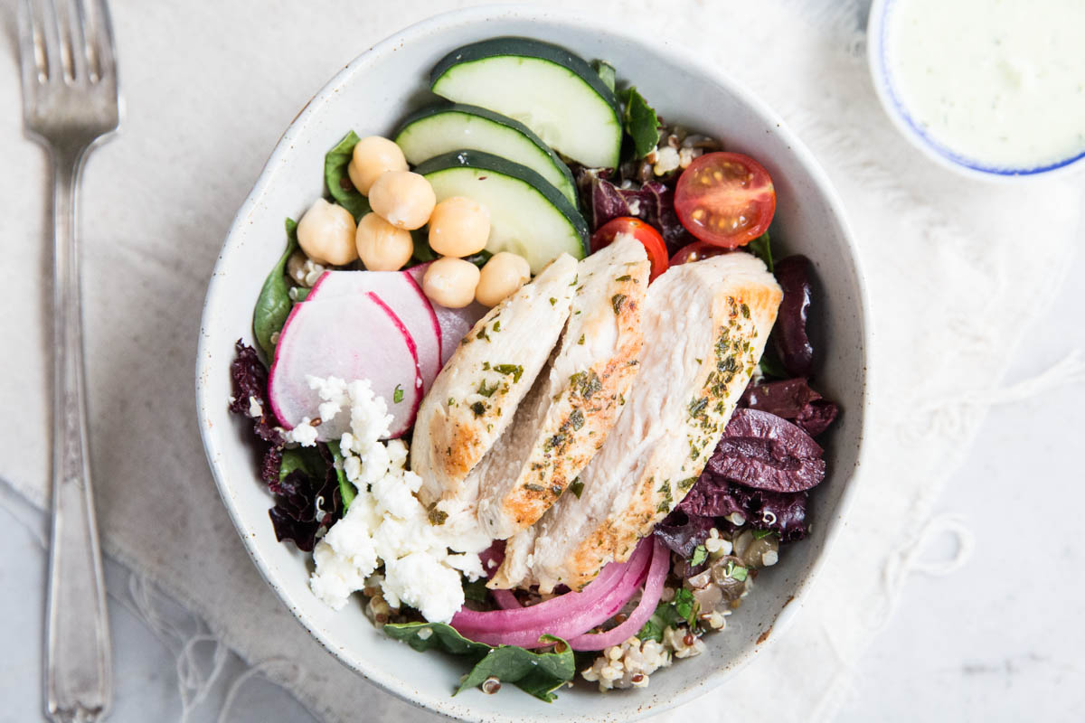 Chicken Gyro Bowl Recipe • theVintageMixer.com #gyros #bowlfood #chickenrecipe #quinoarecipe