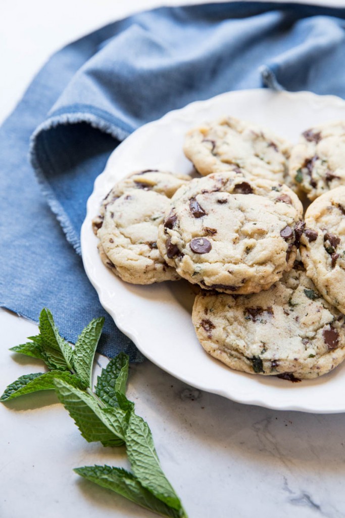 Fresh Mint Chocolate Chip Cookie Recipe • theVintageMixer.com #chocolatechipecookies #cookierecipe