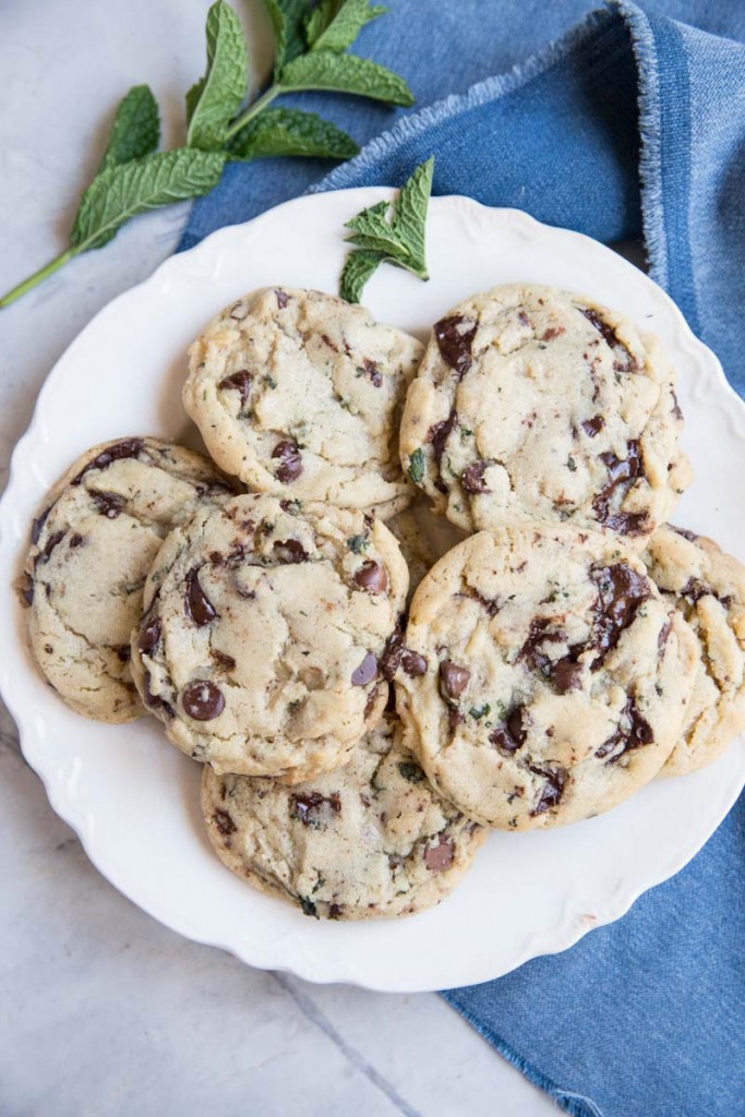 Fresh Mint Chocolate Chip Cookie Recipe • theVintageMixer.com #chocolatechipecookies #cookierecipe