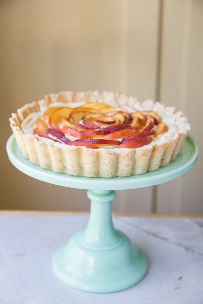 Peach and Ginger Cream Tart Recipe • theVintageMixer.com #tart #peachtart #patesucree #pastrycream