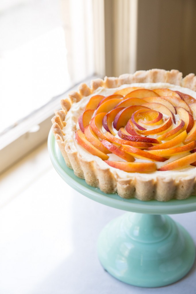 Peach and Ginger Cream Tart Recipe • theVintageMixer.com #tart #peachtart #patesucree #pastrycream