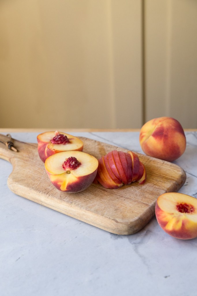 Peach and Ginger Cream Tart Recipe • theVintageMixer.com #tart #peachtart #patesucree #pastrycream