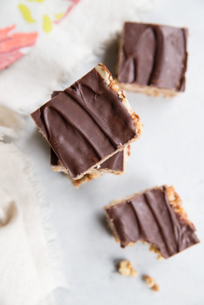 Healthy Peanut Butter Chocolate and Date Caramel Bars • theVintageMixer.com #bars #granolabars #healthysnackrecipe