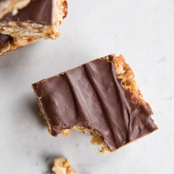 Healthy Peanut Butter, Chocolate and Date Caramel Bars • theVintageMixer.com #bars #granolabars #healthysnackrecipe