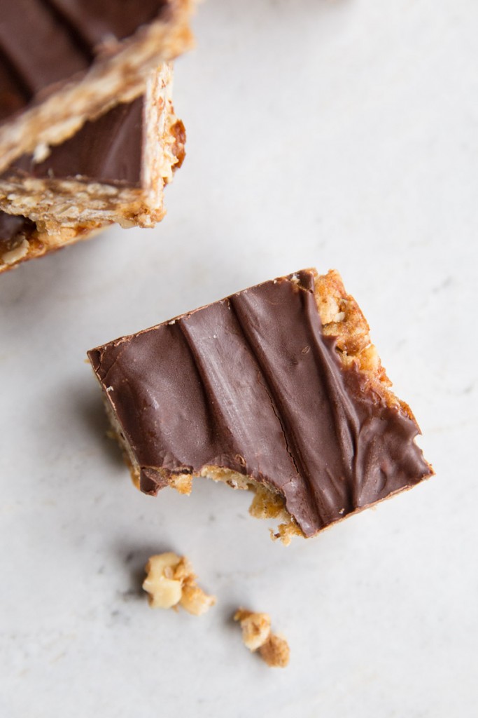 Healthy Peanut Butter, Chocolate and Date Caramel Bars • theVintageMixer.com #bars #granolabars #healthysnackrecipe