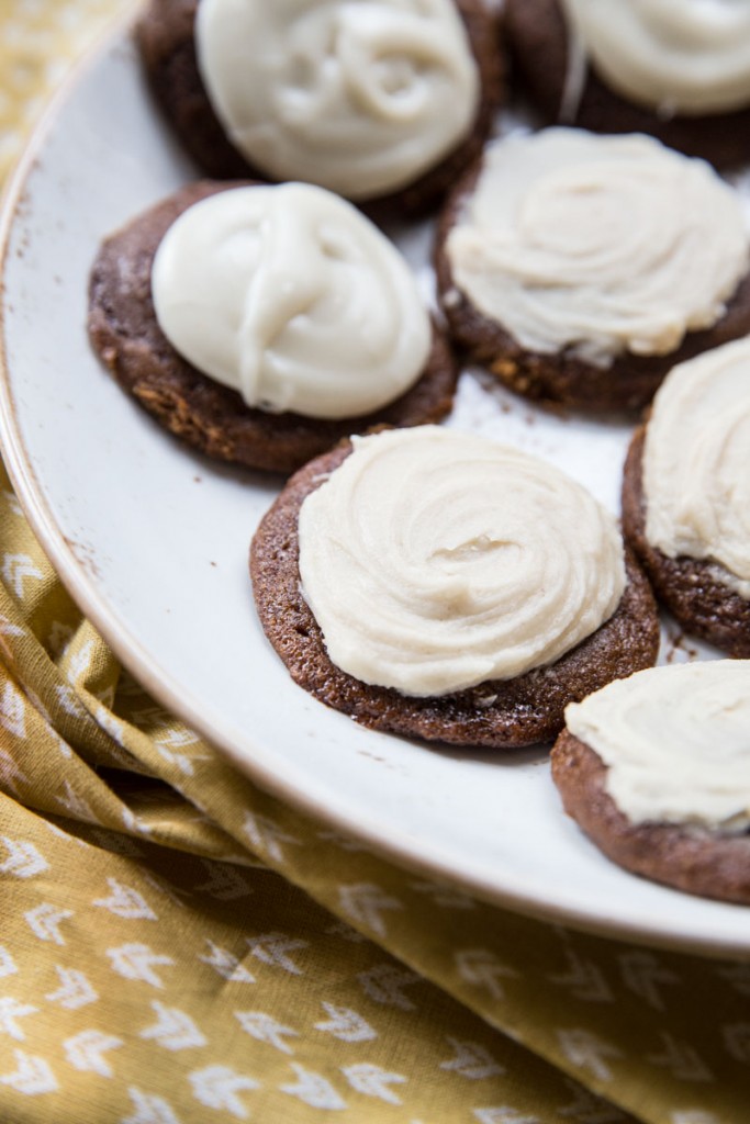 Ginger Creams Cookie Recipe • theVintageMixer.com #cookierecipe #gingercookie #christmascookie