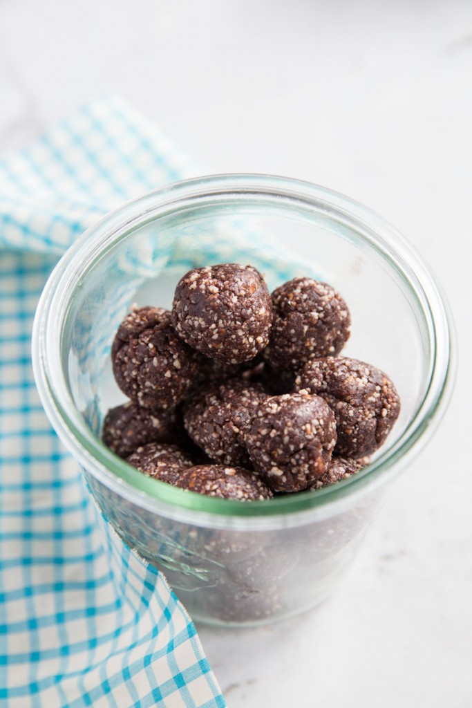 Chocolate Almond and Date Energy Bites Recipe • theVintageMixer.com #energybites #rawbrownie #dates #healthydessert