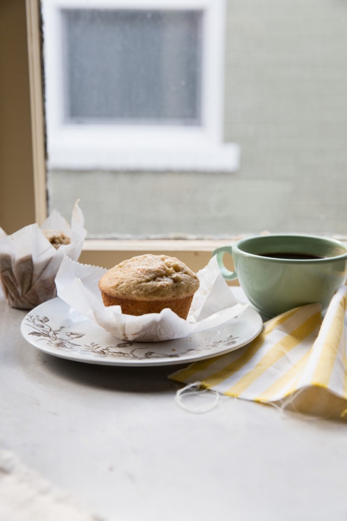 Bakery Style Date and Walnut Banana Muffin Recipe • theVintageMixer.com #muffinrecipe #bakerystylemuffin #healthymuffin #bananamuffin