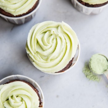 St Patrick's Day Chocolate Banana Cupcakes with Matcha Frosting • theVintageMixer.com #chocolatecupcakes #matcha #greentea #naturalfoodcoloring #stpatricksdayrecipe