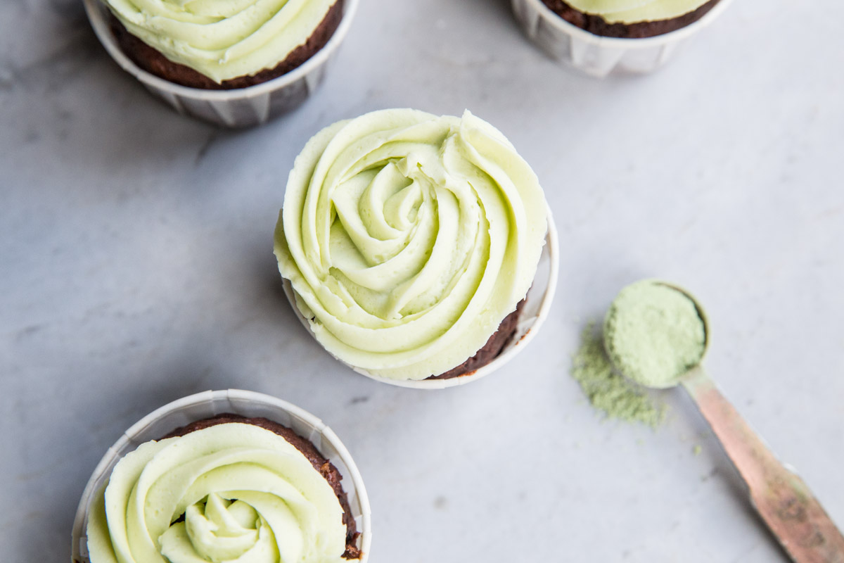 St Patrick's Day Chocolate Banana Cupcakes with Matcha Frosting • theVintageMixer.com #chocolatecupcakes #matcha #greentea #naturalfoodcoloring #stpatricksdayrecipe