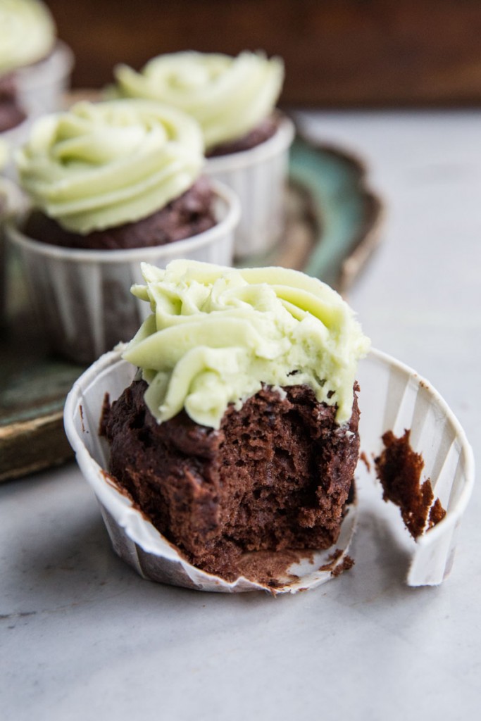 Chocolate Banana Cupcakes with Matcha Frosting • theVintageMixer.com #chocolatecupcakes #matcha #greentea #naturalfoodcoloring #stpatricksdayrecipe