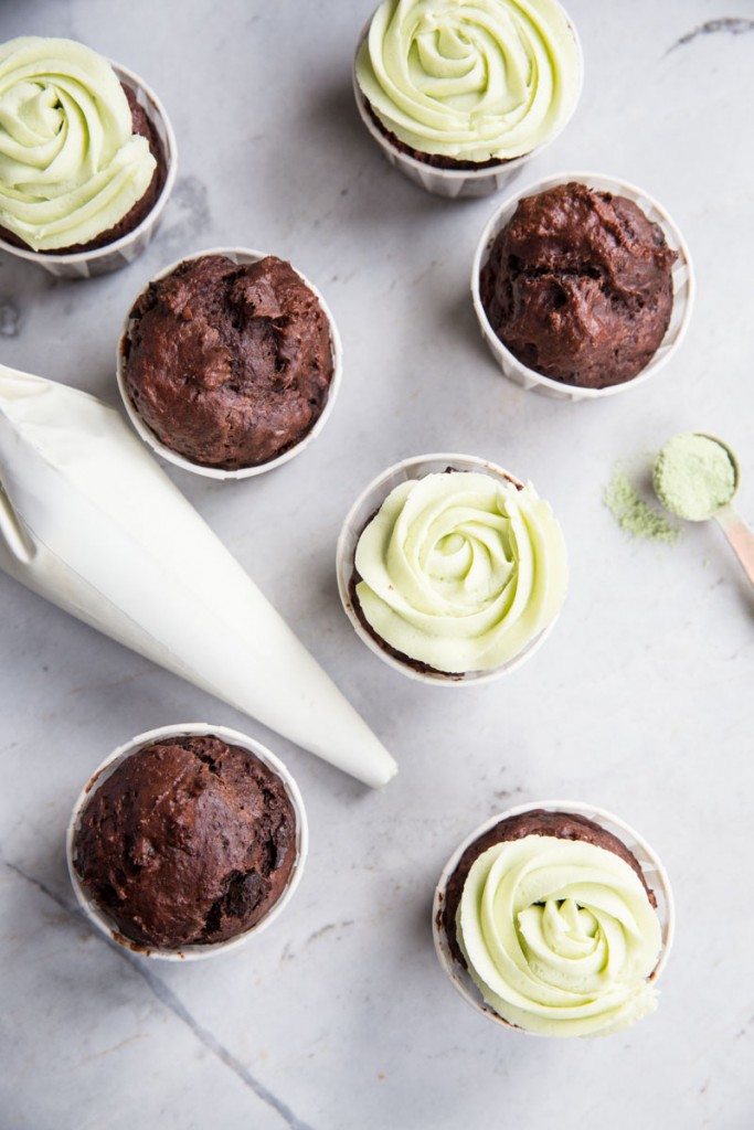 St Patricks Day Chocolate Banana Cupcakes with Matcha Frosting • theVintageMixer.com #chocolatecupcakes #matcha #greentea #naturalfoodcoloring #stpatricksdayrecipe