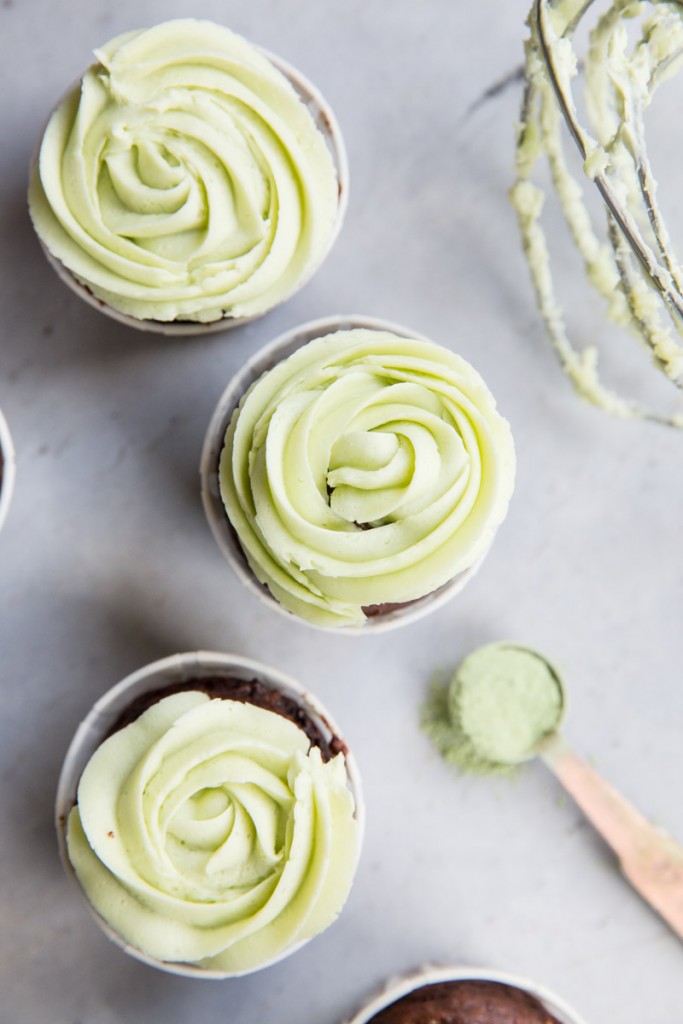 Chocolate Banana Cupcakes with Matcha Frosting • theVintageMixer.com #chocolatecupcakes #matcha #greentea #naturalfoodcoloring #stpatricksdayrecipe