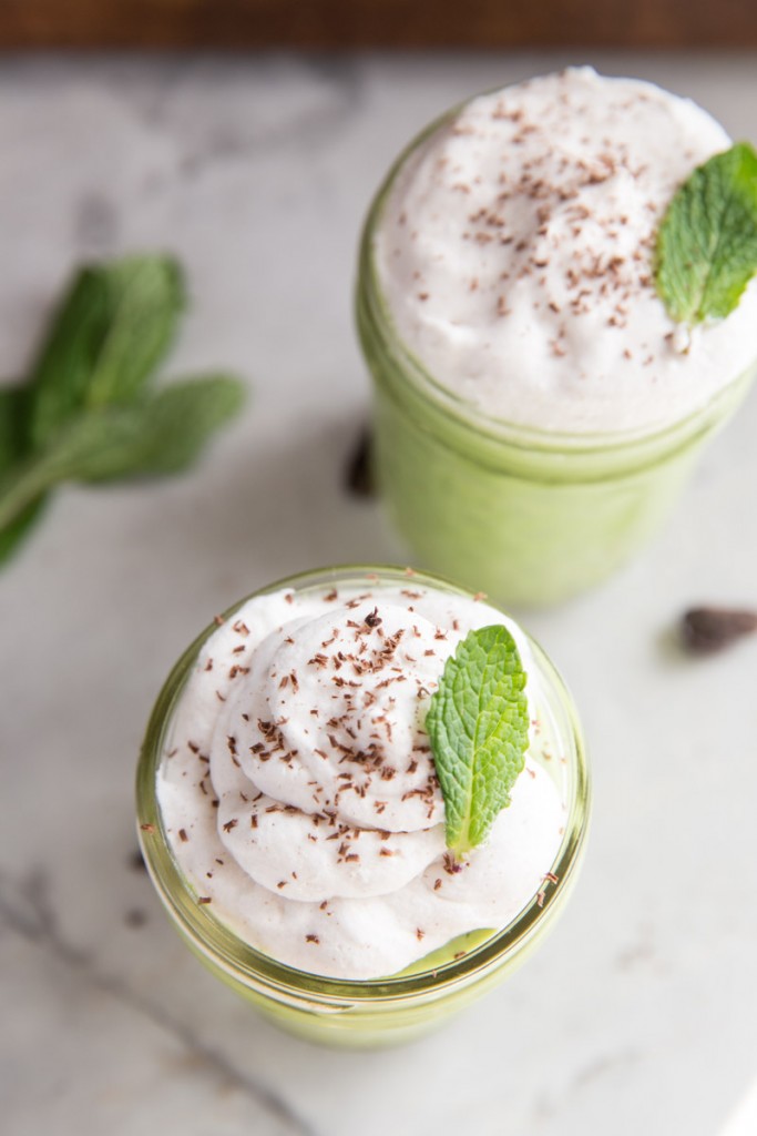 Healthy Vegan Shamrock Shake Recipe • theVintageMixer.com #shamrockshake #veganrecipe #healthyrecipe #vegan #StPatricksDayrecipe