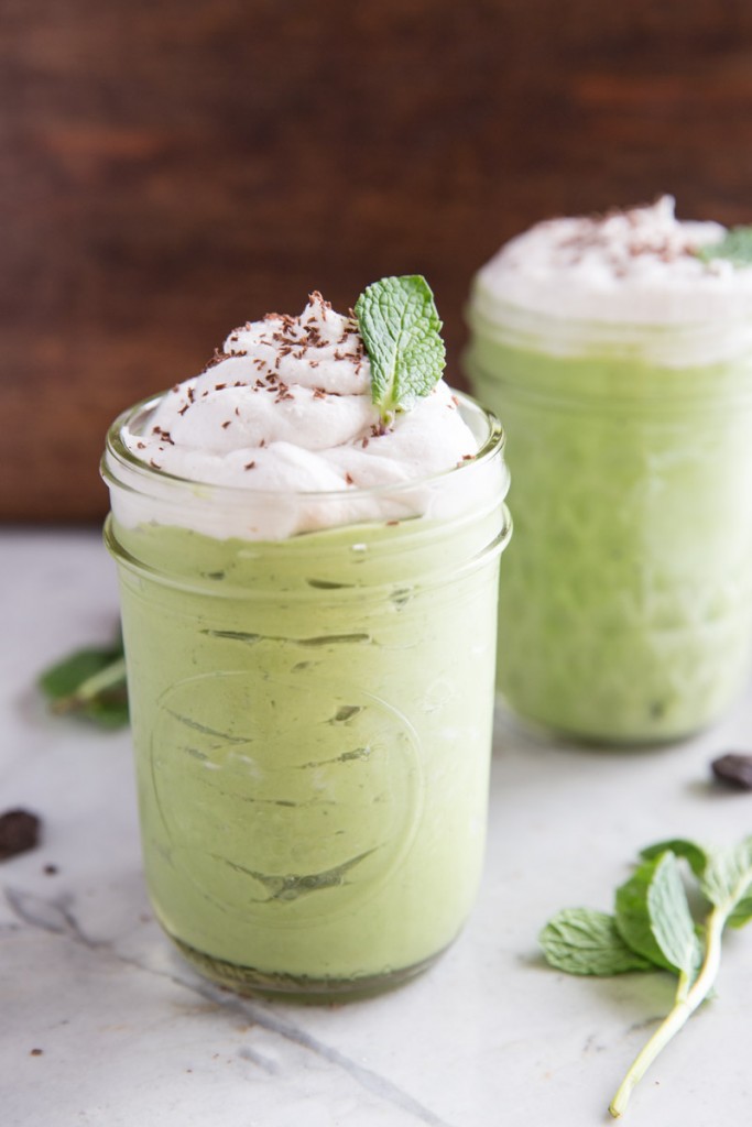 Healthy Vegan Shamrock Shake Recipe • theVintageMixer.com #shamrockshake #veganrecipe #healthyrecipe #vegan #StPatricksDayrecipe