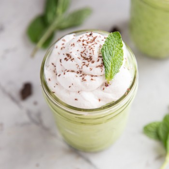 Healthy Vegan Shamrock Shake Recipe • theVintageMixer.com #shamrockshake #veganrecipe #healthyrecipe #vegan #StPatricksDayrecipe