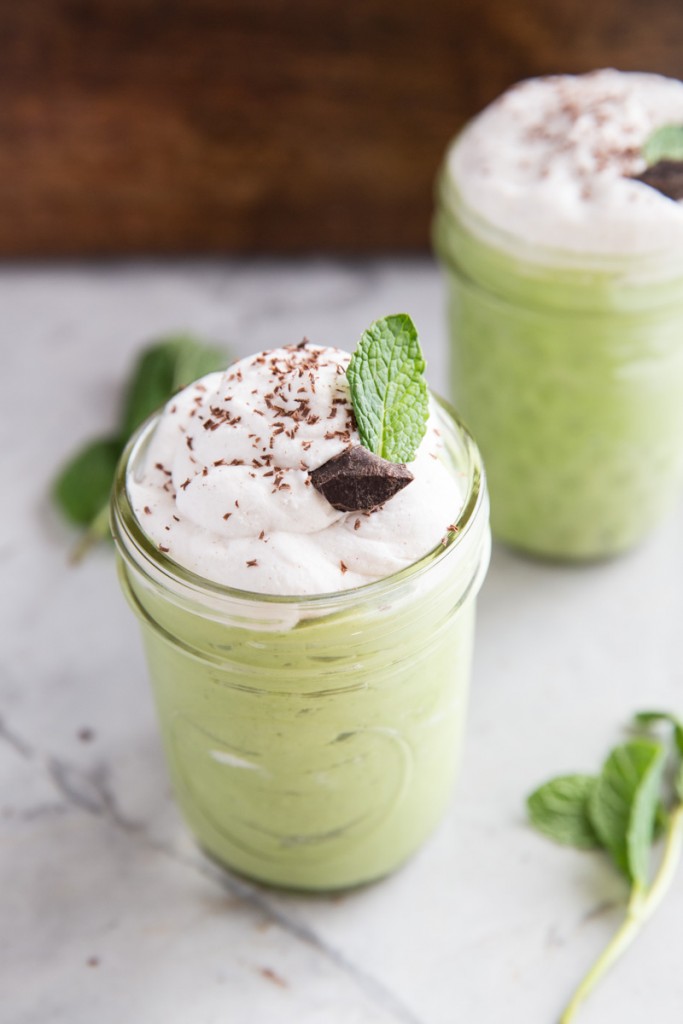 Healthy Vegan Shamrock Shake Recipe • theVintageMixer.com #shamrockshake #veganrecipe #healthyrecipe #vegan #StPatricksDayrecipe