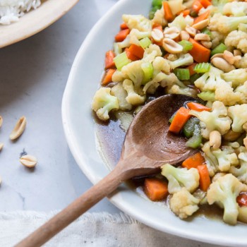 Kung Pao Cauliflower Recipe • theVintageMixer.com #glutenfree #vegetarianrecipe #meatlessmonday