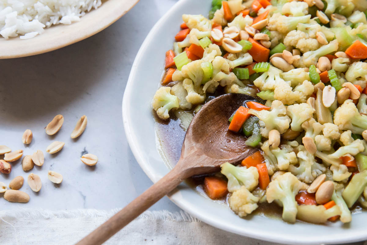 Kung Pao Cauliflower Recipe • theVintageMixer.com #glutenfree #vegetarianrecipe #meatlessmonday