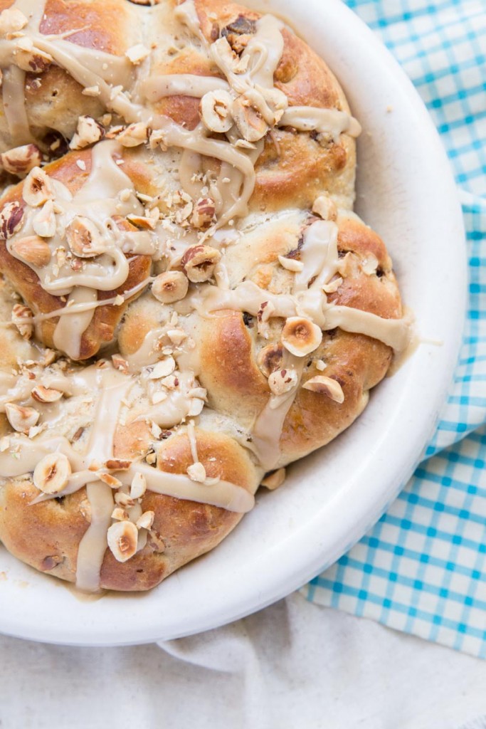 Caramel Hazelnut Hot Crossed Buns Recipe • theVintageMixer.com #hotcrossedbuns #easterrecipe