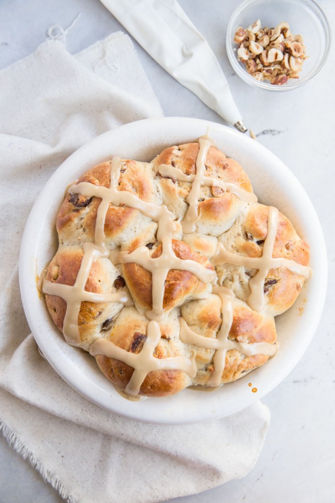 Caramel Hazelnut Hot Crossed Buns Recipe • theVintageMixer.com #hotcrossedbuns #easterrecipe