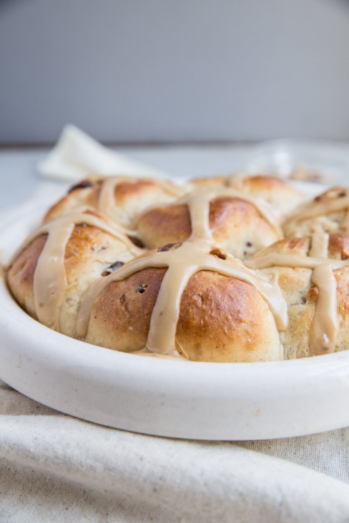 Caramel Hazelnut Hot Crossed Buns Recipe • theVintageMixer.com #hotcrossedbuns #easterrecipe