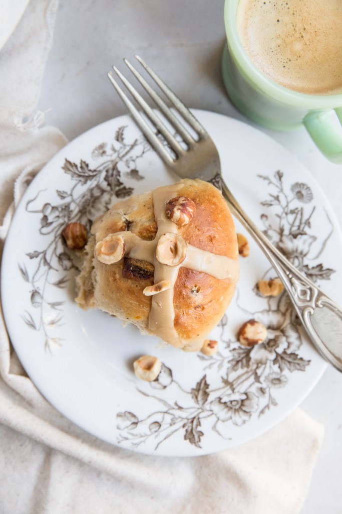 Caramel Hazelnut Hot Crossed Buns Recipe • theVintageMixer.com #hotcrossedbuns #easterrecipe