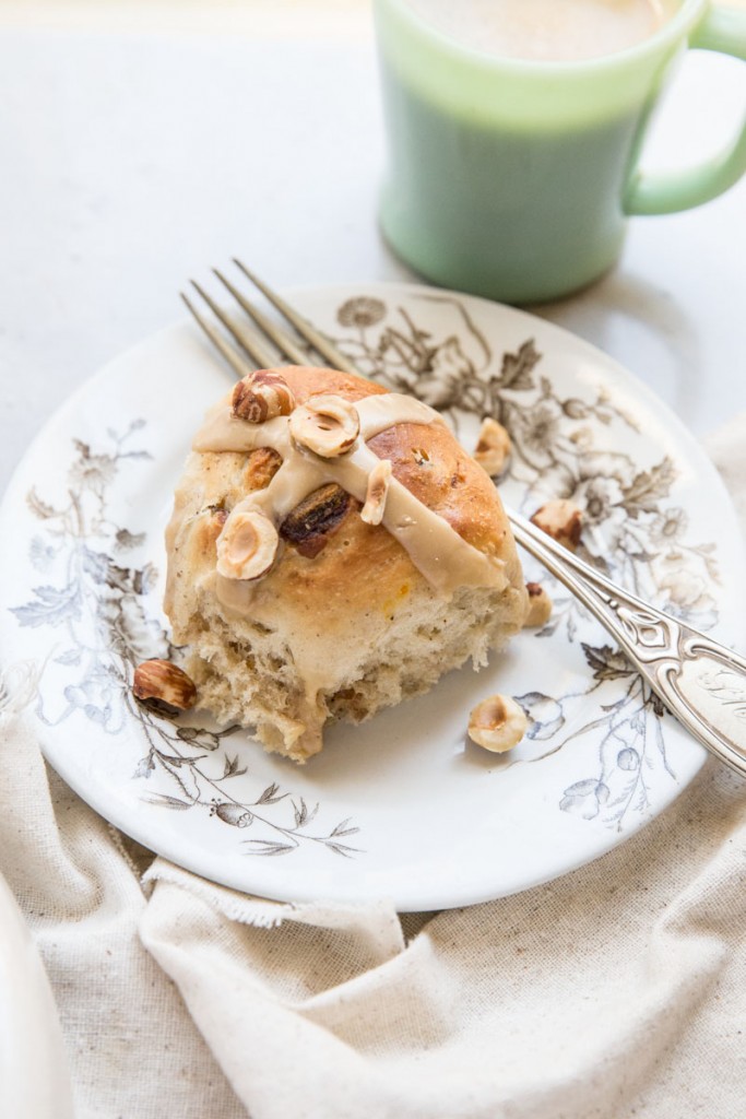 Caramel Hazelnut Hot Crossed Buns Recipe • theVintageMixer.com #hotcrossedbuns #easterrecipe