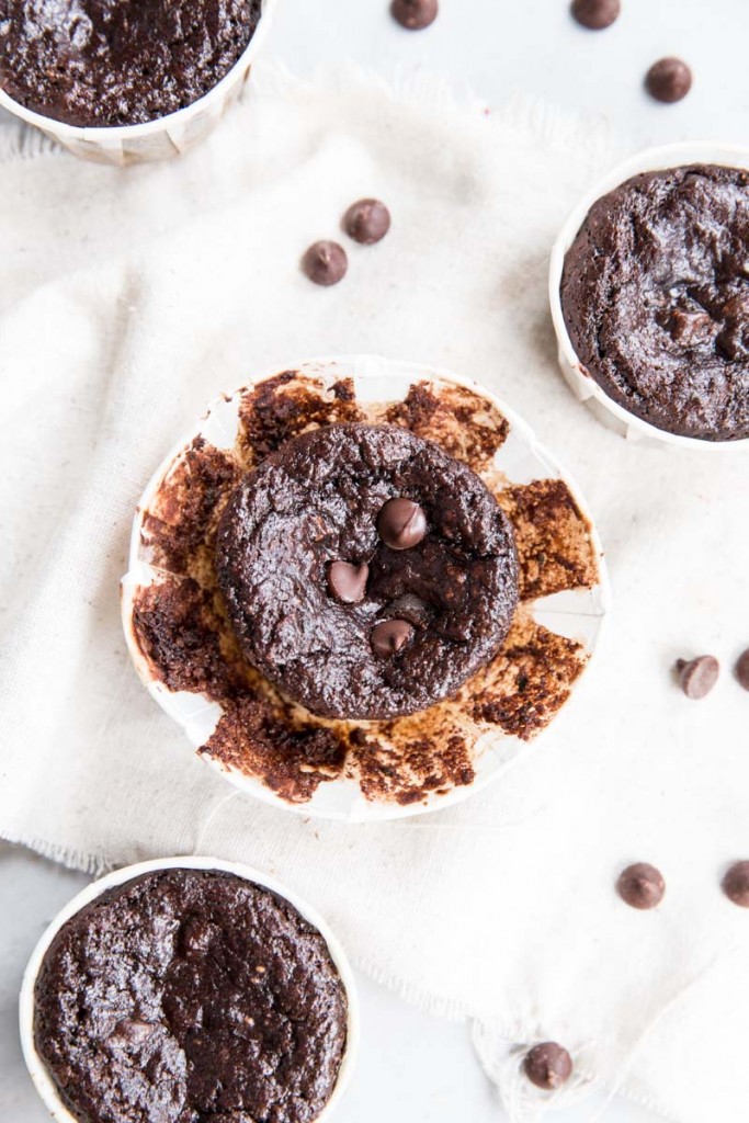 Paleo Chocolate Brownie Muffins • theVintageMixer.com #paleo #paleorecipe #paleodessert #brownierecipe #healthybrownies