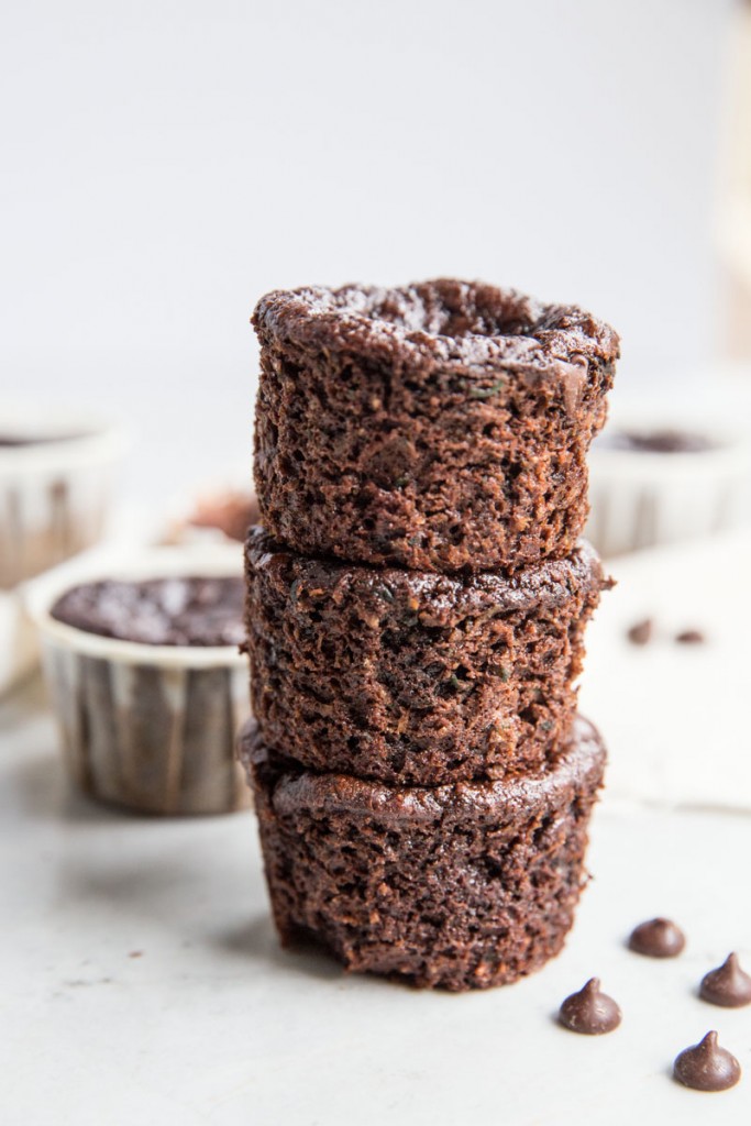 Paleo Chocolate Brownie Muffins • theVintageMixer.com #paleo #paleorecipe #paleodessert #brownierecipe #healthybrownies