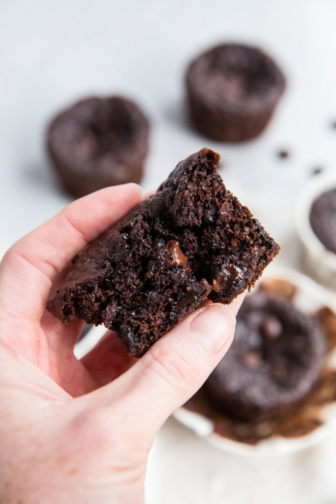 Paleo Chocolate Brownie Muffins • theVintageMixer.com #paleo #paleorecipe #paleodessert #brownierecipe #healthybrownies