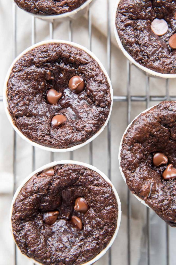 Paleo Chocolate Brownie Muffins • theVintageMixer.com #paleo #paleorecipe #paleodessert #brownierecipe #healthybrownies