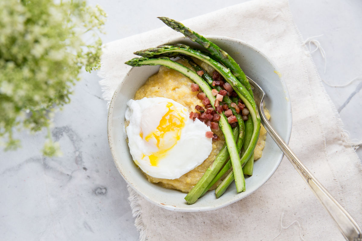 Breakfast or Dinner Polenta Bowls topped with Asparagus, Pancetta and Poached Eggs • theVintageMixer.com