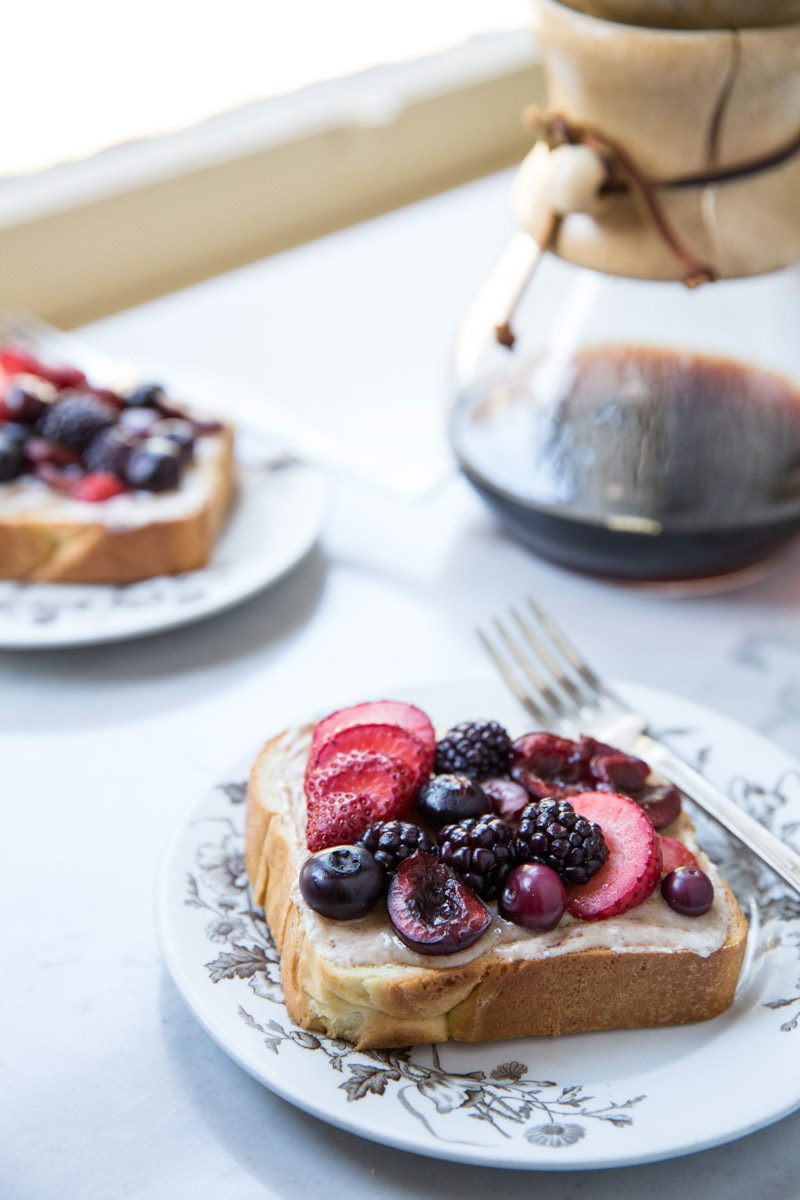 These simple toasts with fresh berries and frangipane are perfect for quick Summer breakfasts