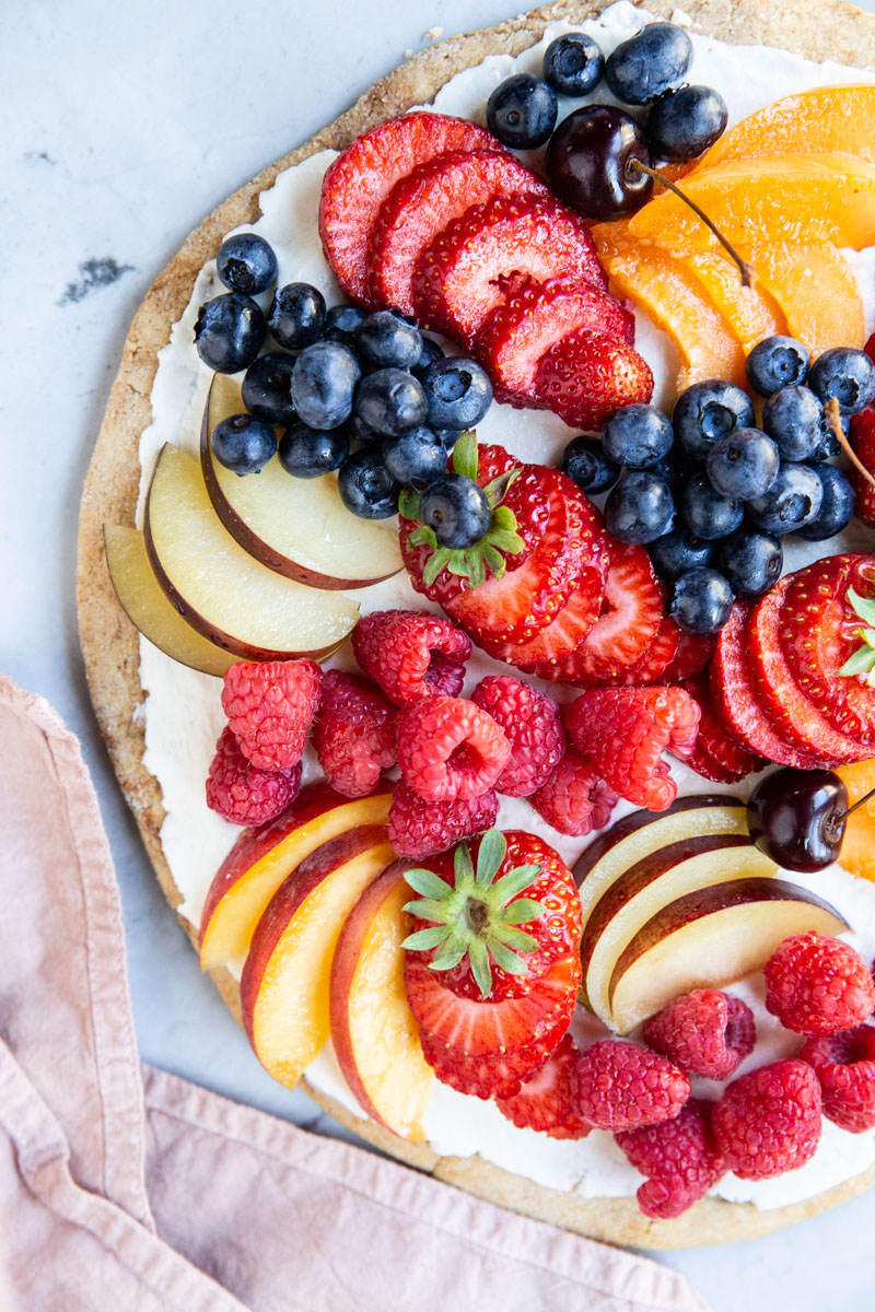 This is the best gluten free fruit pizza recipe out there! A must try for a fun Summer dessert. 